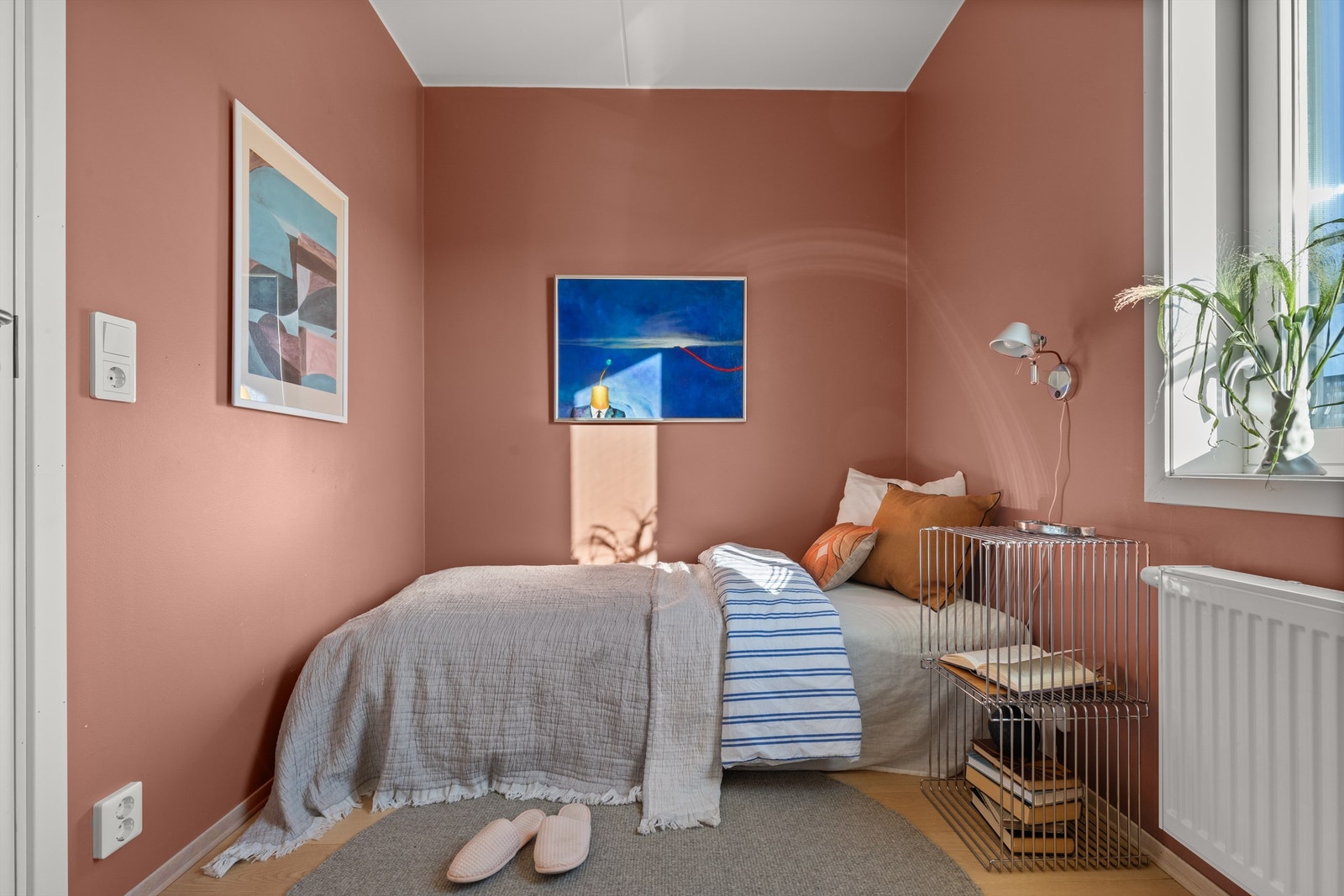 Rommene er holdt i behagelige nyanser, perfekte for soverommet Galleribilde