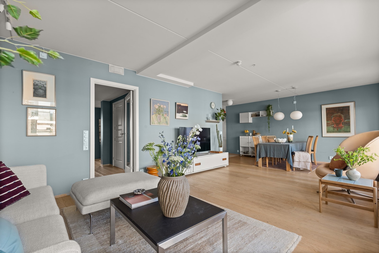 Boligens overflater er holdt i stilrene og tidsriktige nyanser Galleribilde