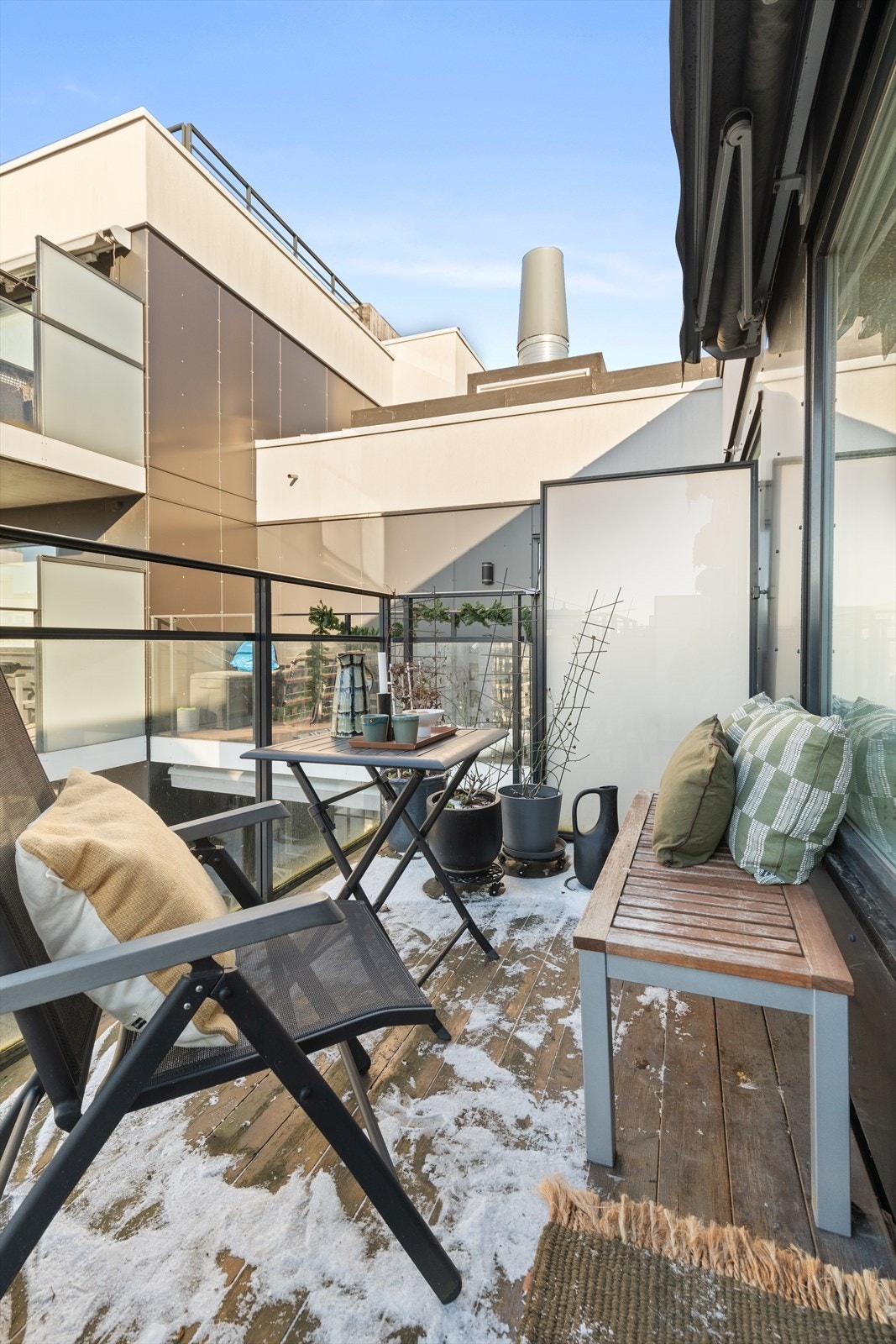 Balkongen er en herlig forlengelse av stuen i sommerhalvåret Galleribilde