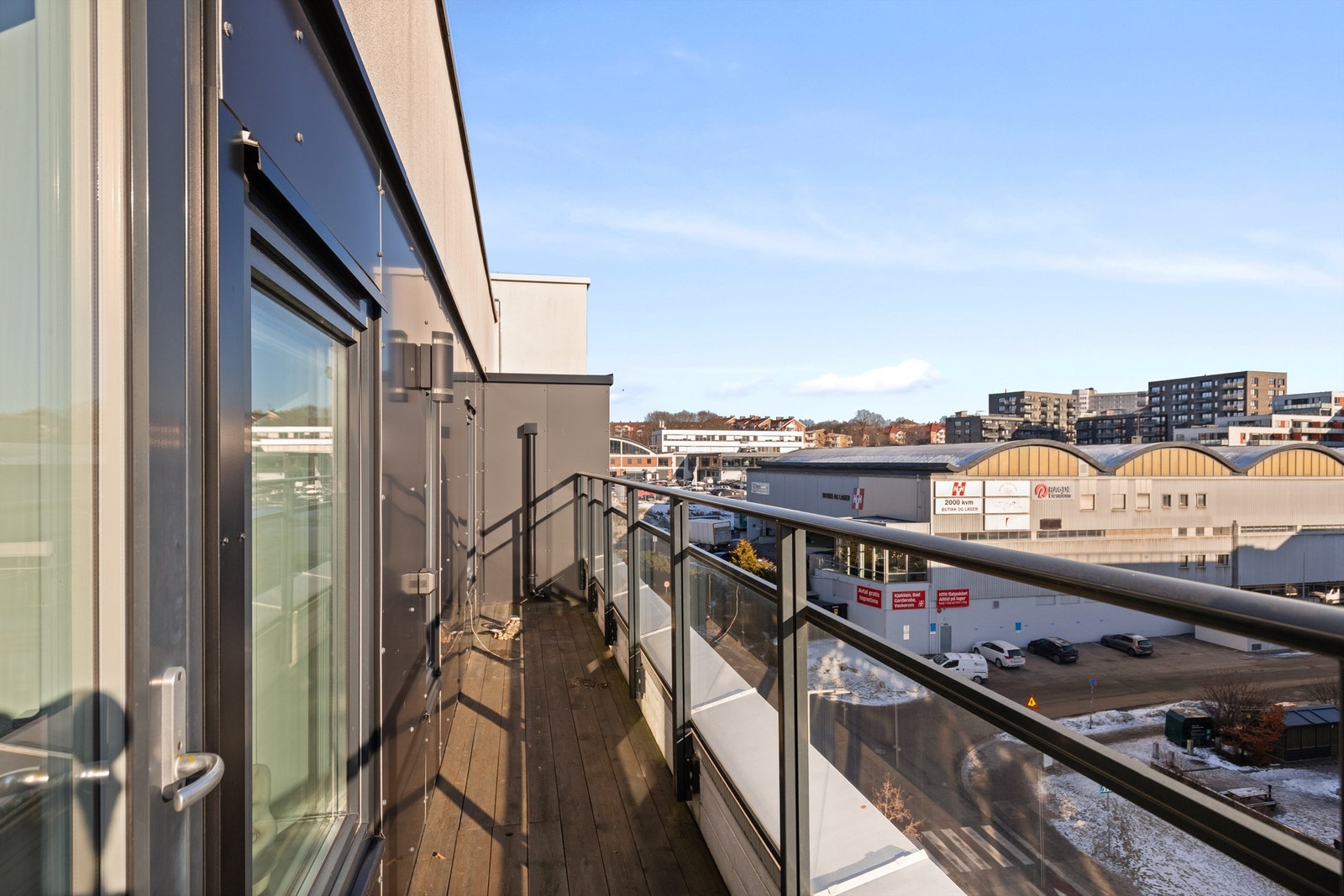 Balkongen vender mot sydøst og er på ca. 8 kvm. Galleribilde