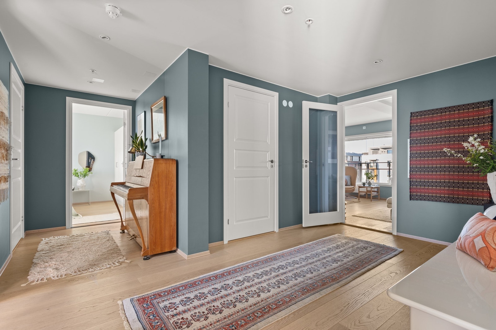 Leilighetens entré er lys og innbydende og gir et meget godt førsteinntrykk av boligen. Her er det god plass til å henge fra seg yttertøyet og sette fra seg sko. Galleribilde