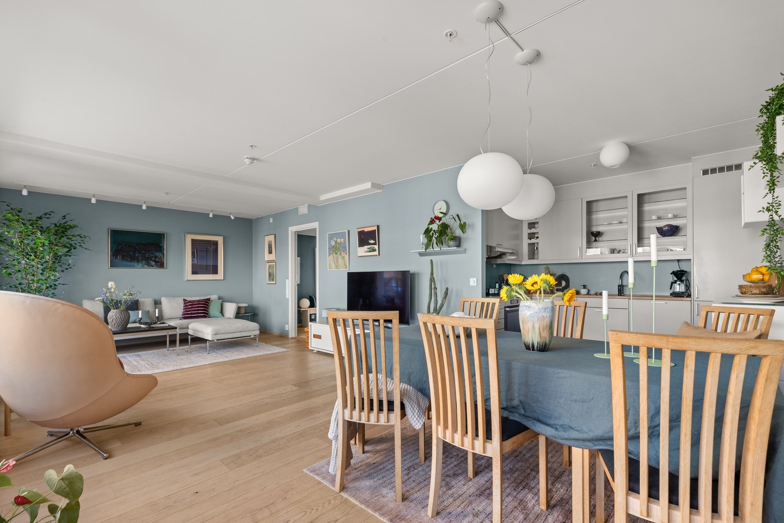 I fin overgang mellom stue og kjøkken er det også en naturlig plass for å innrede med et spisebord med mulighet for å invitere venner og familie på middager Galleribilde