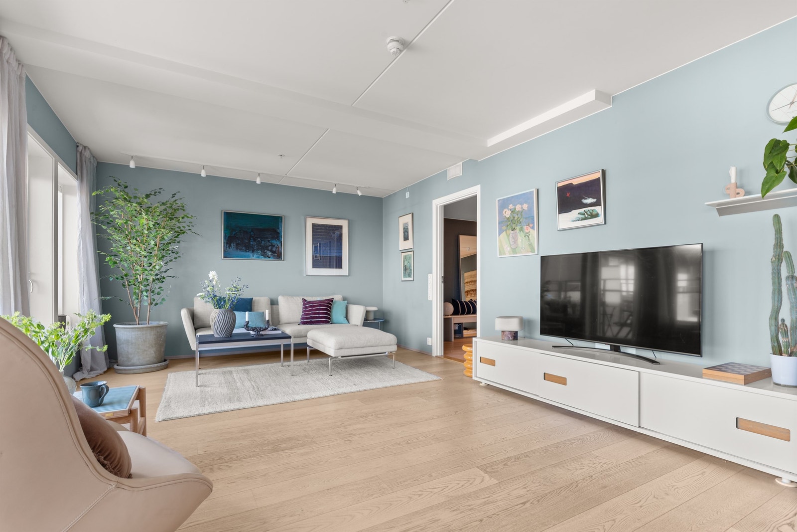 Stuen er romslig med god planløsning og kan enkelt innredes med en hyggelig sofagruppe med tilhørende sofabord og annet ønskelig stuemøblement Galleribilde