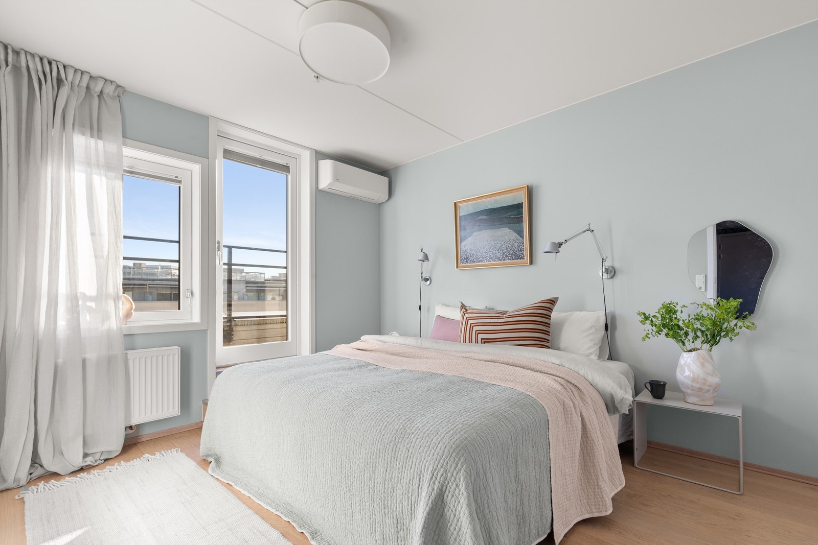 Hovedsoverommet er romslig og kan enkelt innredes med dobbeltseng og tilhørende nattbord Galleribilde