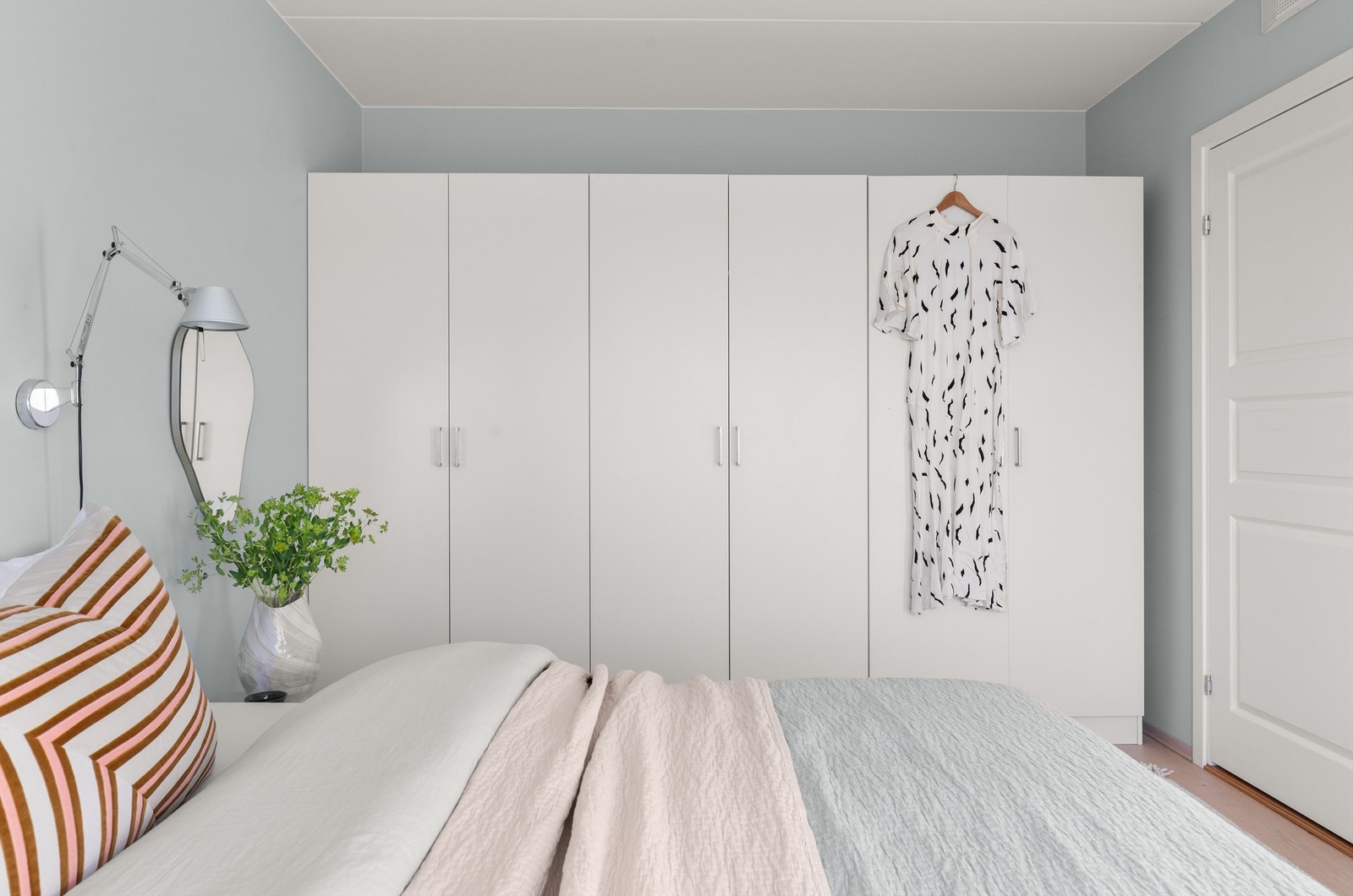 Det er rikelig med oppbevaringsplass i et romslig garderobeskap. Galleribilde