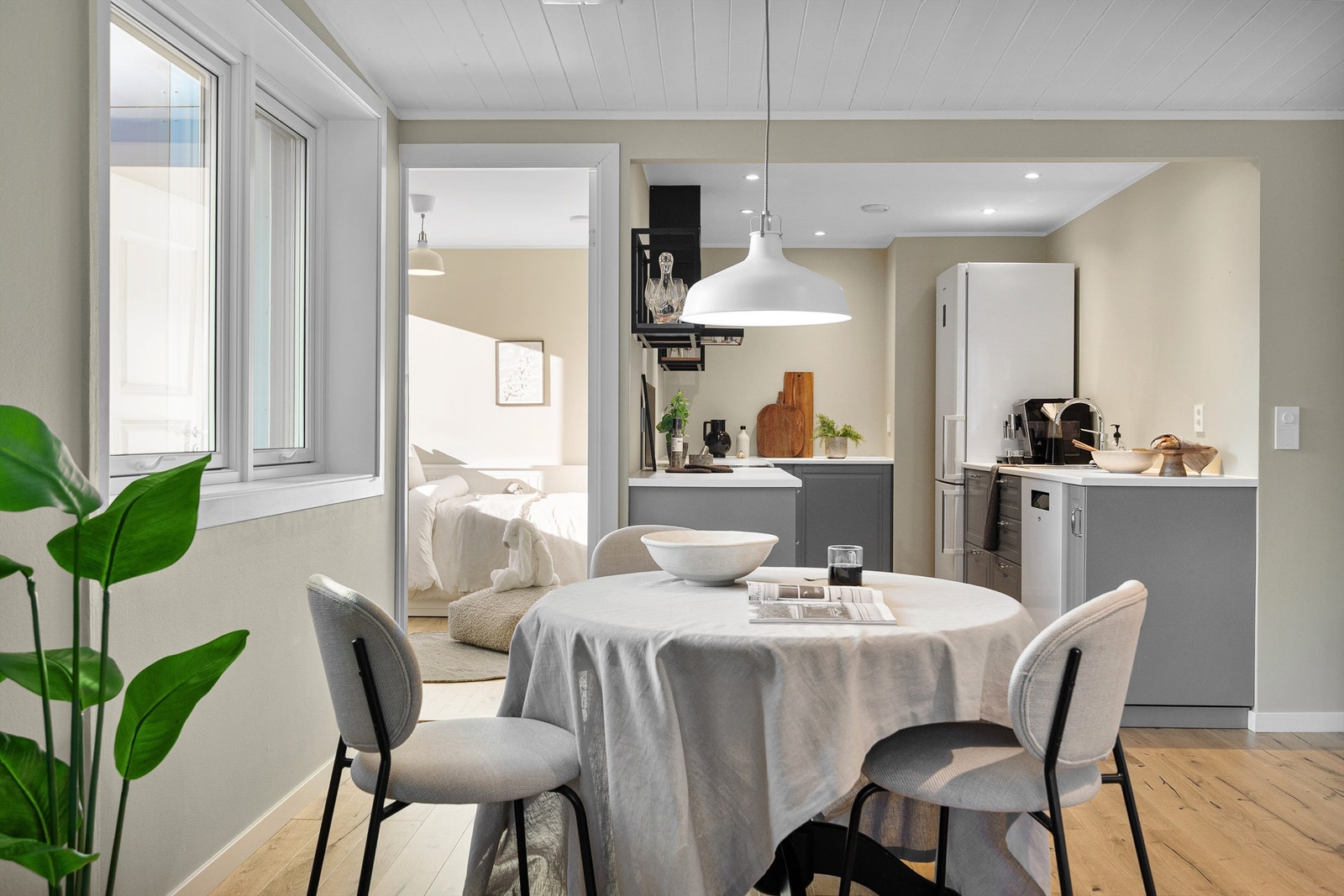 - Den åpnede kjøkkenløsningen gir muligheter for å være sosial selv om man lager mat på kjøkkenet - Galleribilde