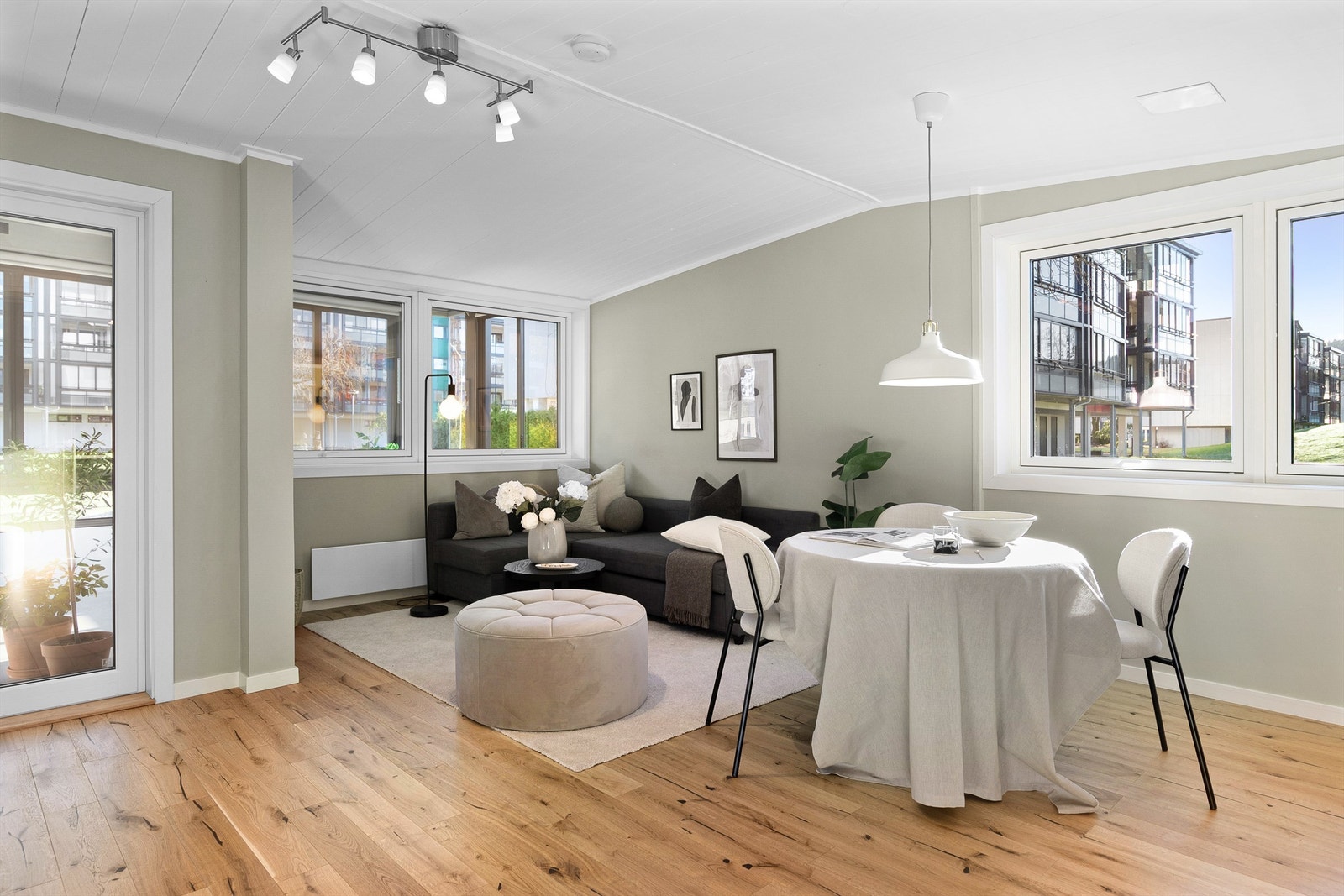 - Stor stue med utgang til den innglassede balkongen - Galleribilde