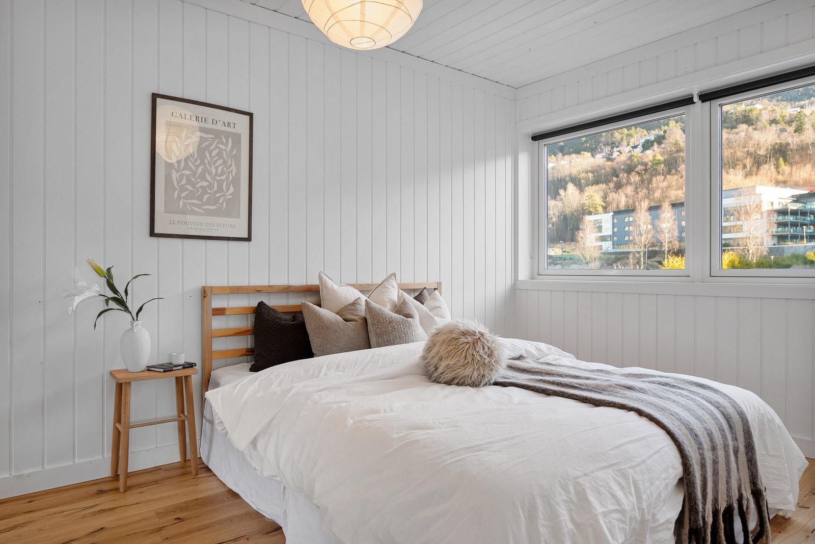 - Hovedsoverom er av god størrelse, med plass til dobbeltseng og diverse møblering - Galleribilde