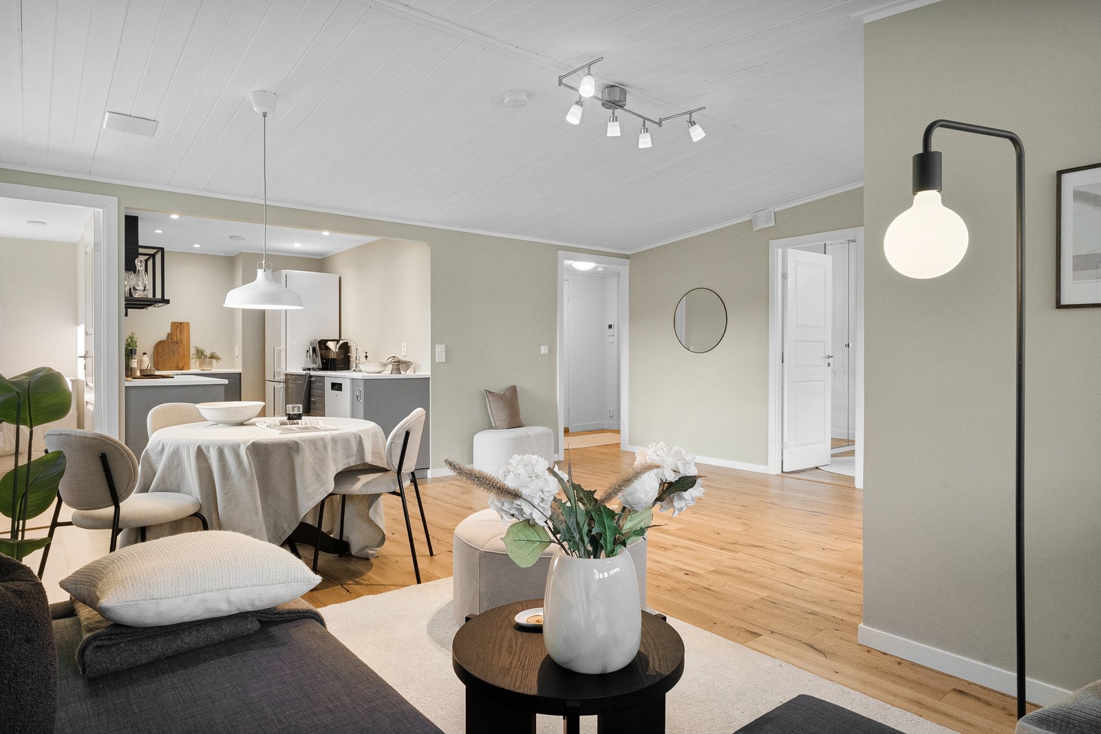 - Leiligheten har god takhøyde, lyse overflater og godt med lysinnslipp - Galleribilde