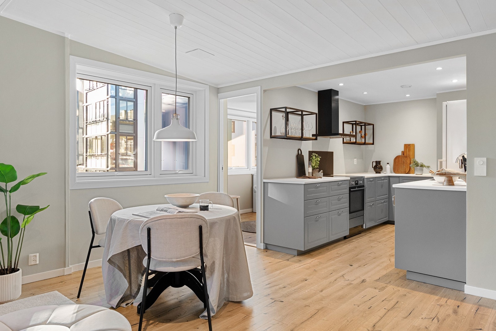 - God plass til en god spisegruppe like ved tilkomst til kjøkkenet - Galleribilde