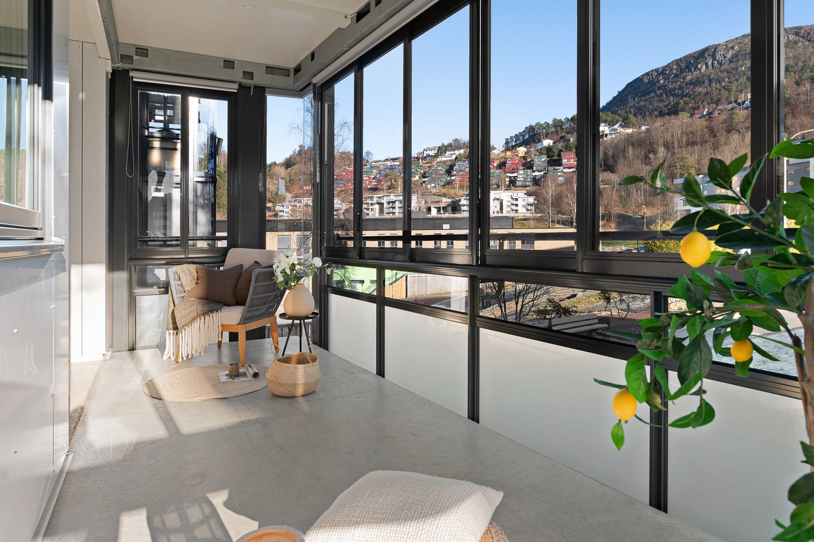 - Lekker innglassert altan som kan brukes vinter som vinter - Galleribilde