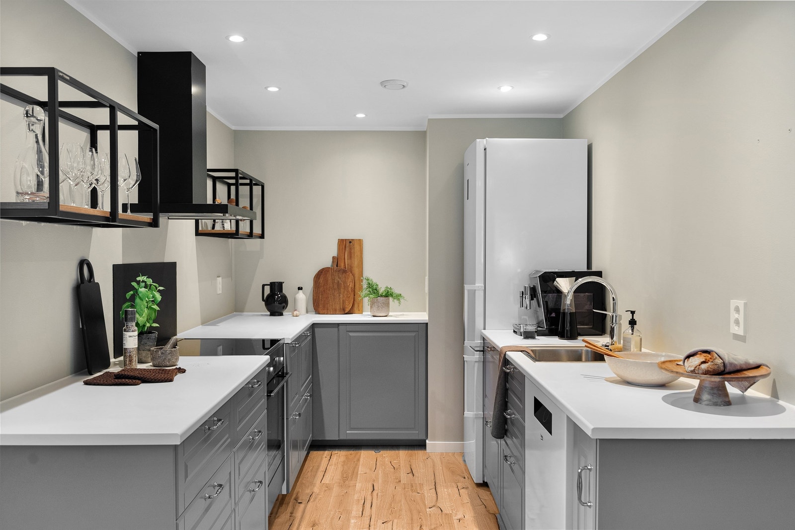 -Tidløst kjøkkeninnredning med profilerte fronter og laminert benkeplate- Galleribilde