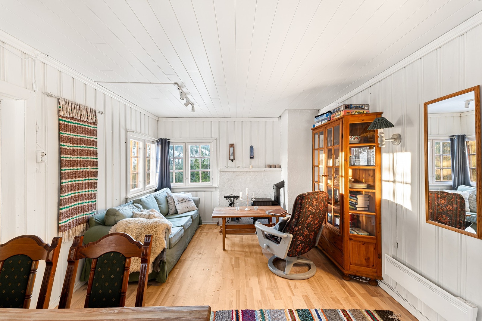 Rommet har åpen løsning men er naturlig inndelt i ulike soner. Galleribilde