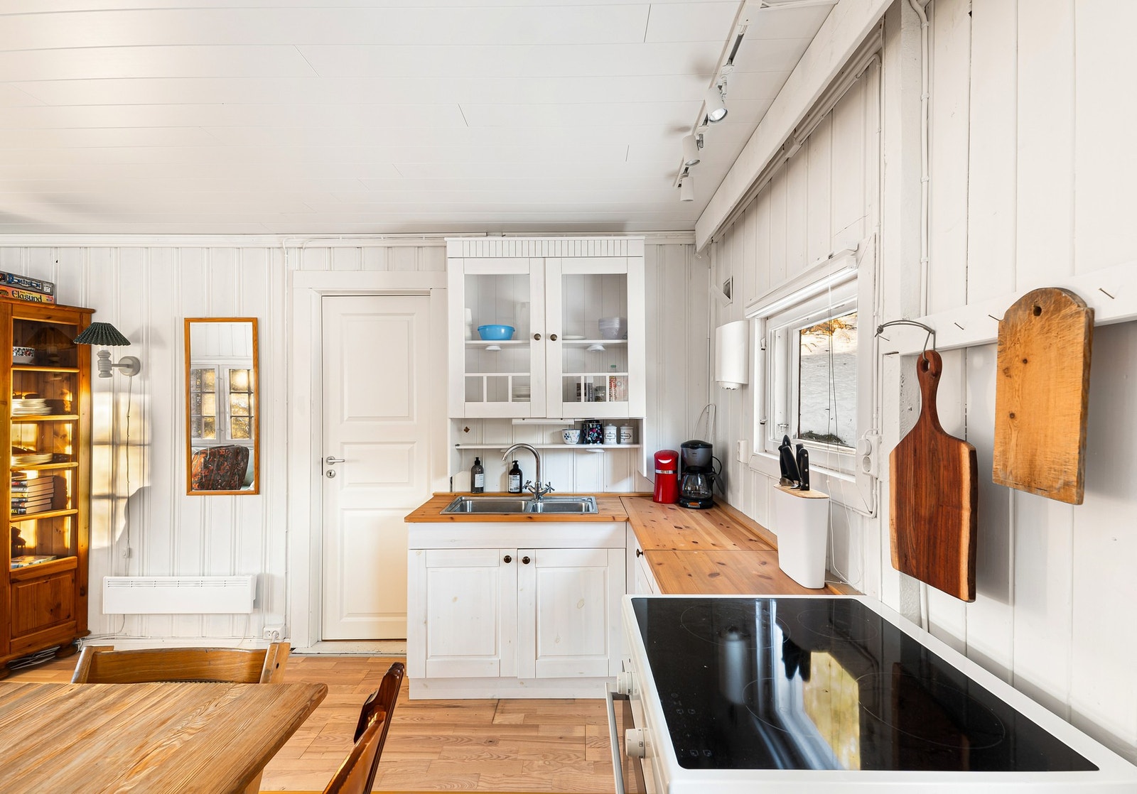 Denne koselige fritidsboligen ligger høyt og fritt til i naturskjønne omgivelser på Svea - perfekt for deg som søker ro, stillhet og gode naturopplevelser. Galleribilde