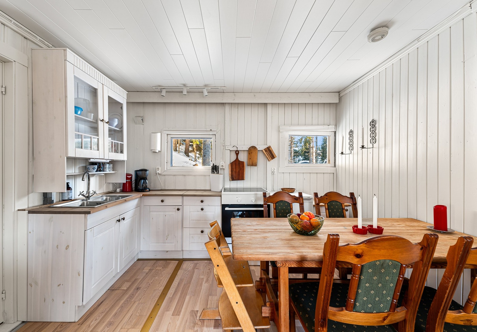 Her har du frittstående hvitevarer og nedfelt oppvaskkum, samt god plass til spisebord. Galleribilde