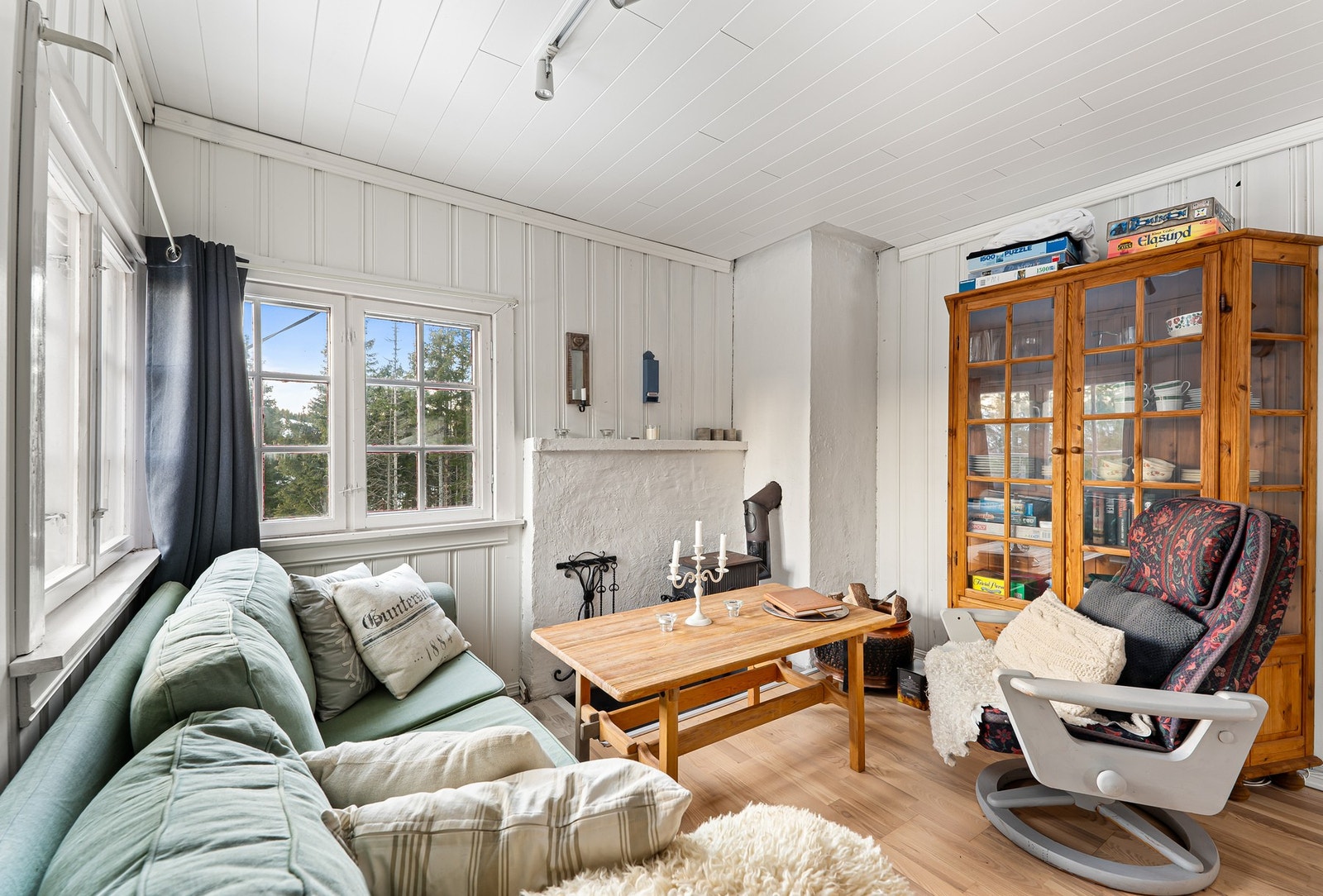 Stuen er åpen og lys med god plass til en stor sittegruppe. Galleribilde