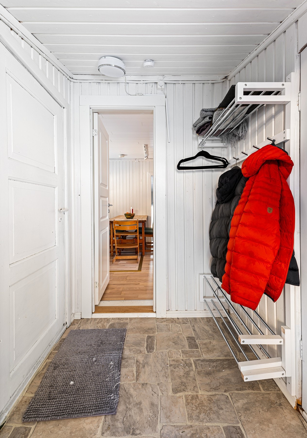 Du ønskes inn i entréen med plass til lagring av sko og annet yttertøy. Galleribilde