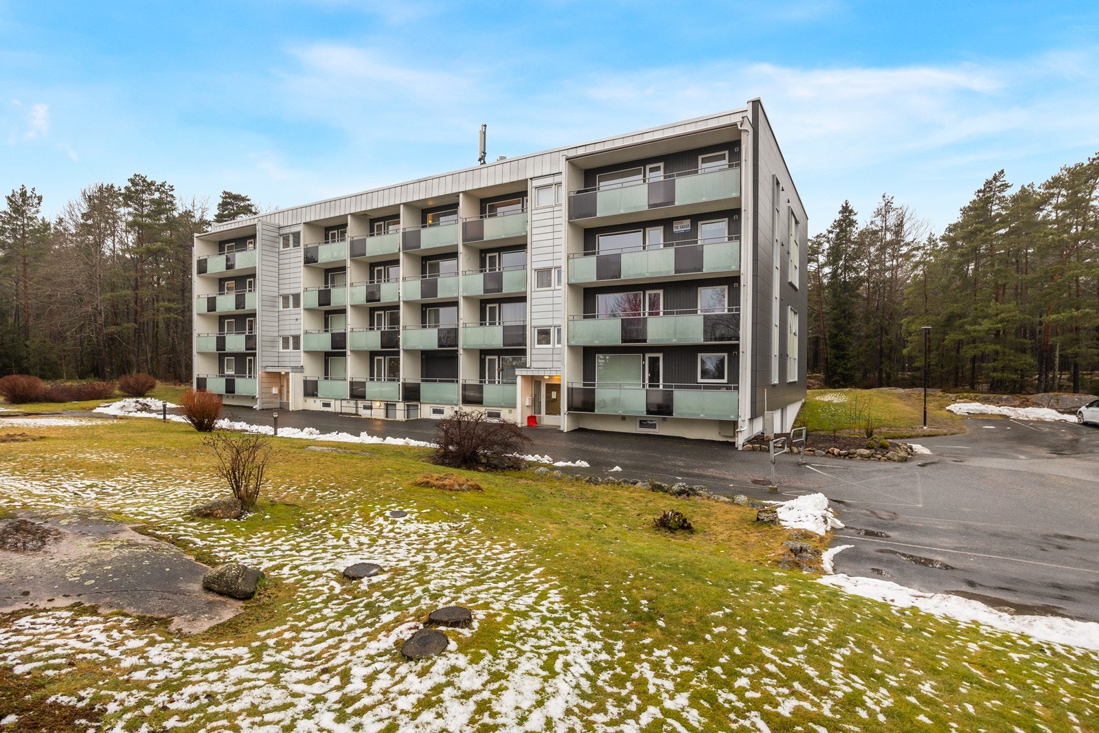 Per Gyntveien 34 borettslag, består av 44 andeler og ligger sentralt på populære Kurland, med kort vei til Sarpsborgmarka med lysløype og turterreng. Avstand til Sarpsborg sentrum er ca. 2,5 km Galleribilde