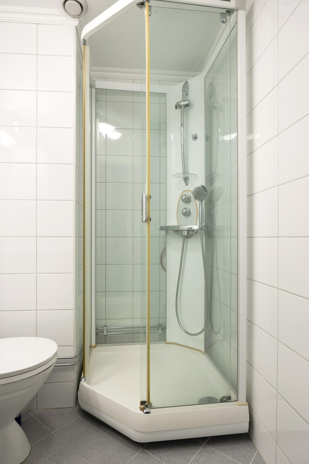 Dusjkabinettet er delvis plassert i plassbesparende nisje i veggen Galleribilde