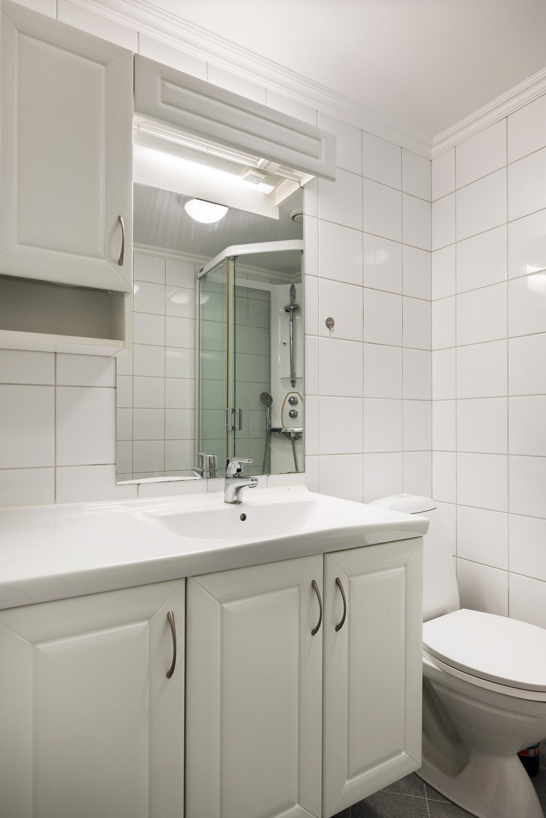 Over innredningen er det speil og ett overskap Galleribilde