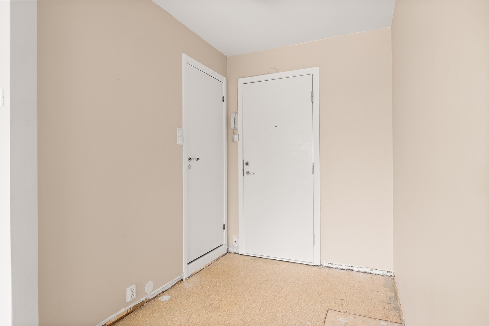 Ved inngangsdøren er det montert praktisk porttelefon for fjernåpning av hoveddøra i blokka Galleribilde