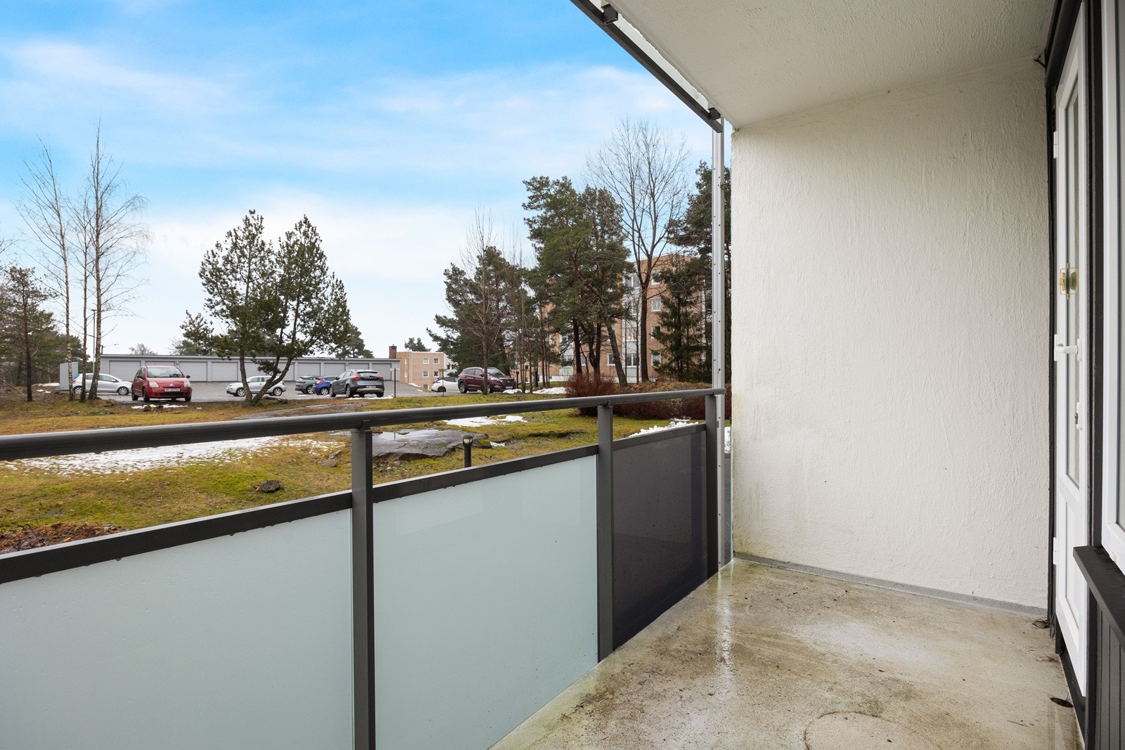 På verandaen er det plass til utemøblement Galleribilde