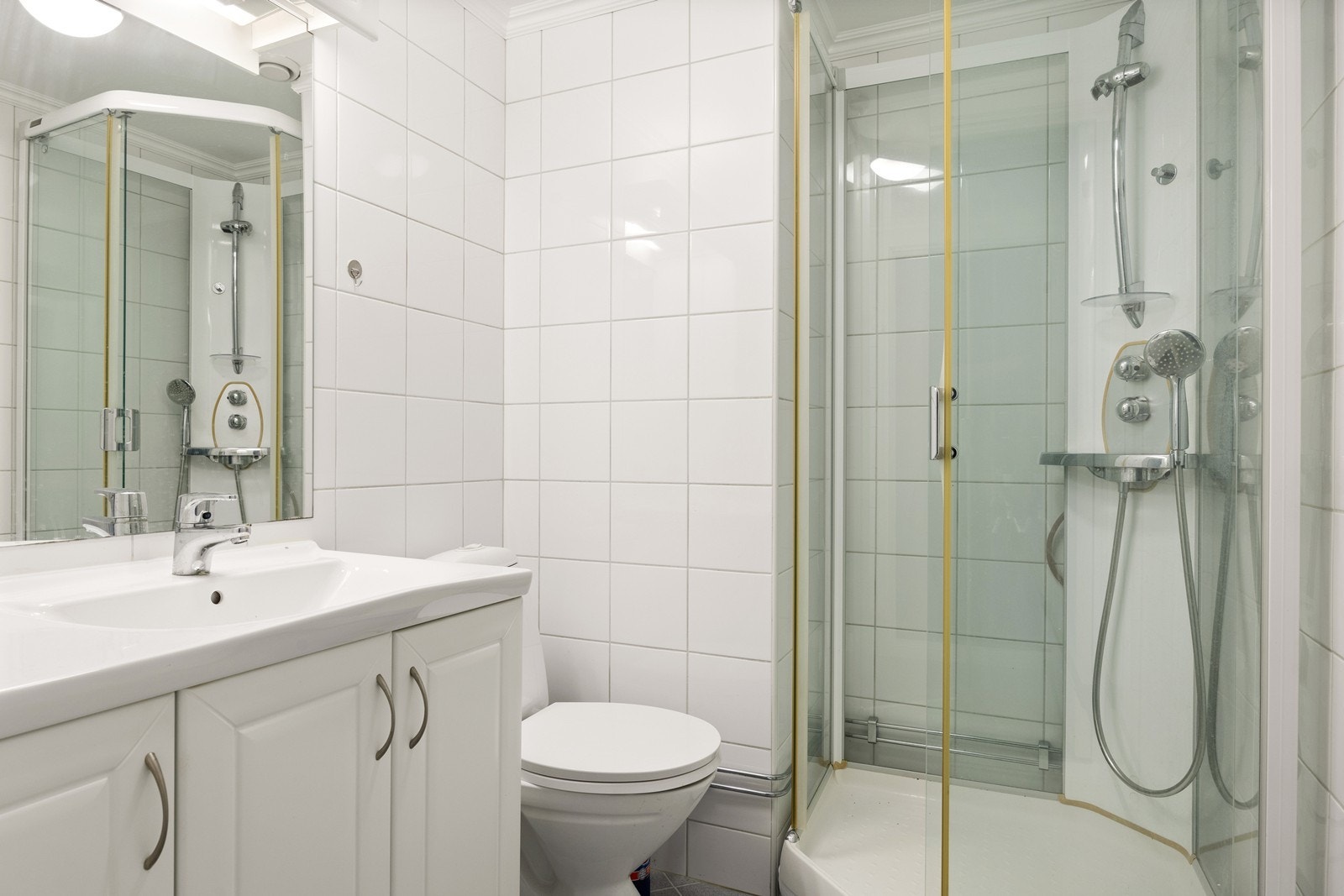 Baderommet ble oppgradert av borettslaget i 2005. Gulv og vegger er klassisk flislagt, og det er varmekabel i gulvet. Rommet er innredet med klassisk baderomsinnredning med heldekkende servant, gulvmontert wc og dusjkabinett Galleribilde