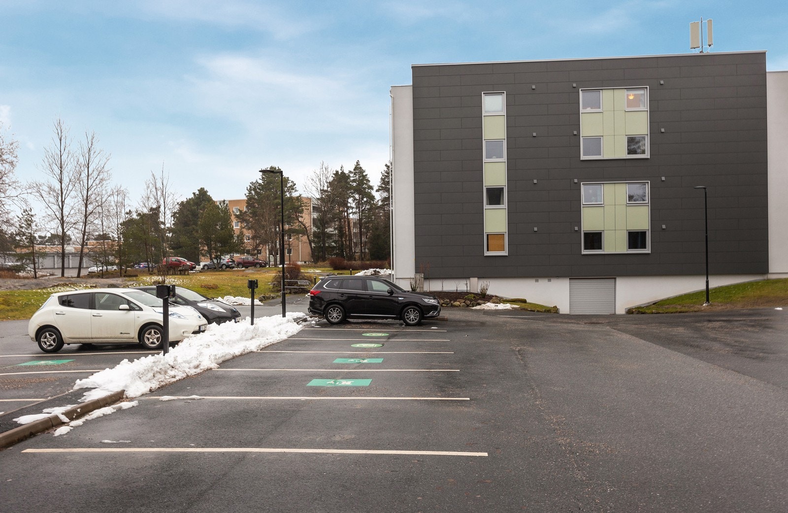 En biloppstillingsplass på utvendig p-plass følger leiligheten. Det er lagt opp til elbil-lading ved noen fellesplasser. Det kan være betingelser tilknyttet bruk- som må avklares med borettslagets styre Galleribilde