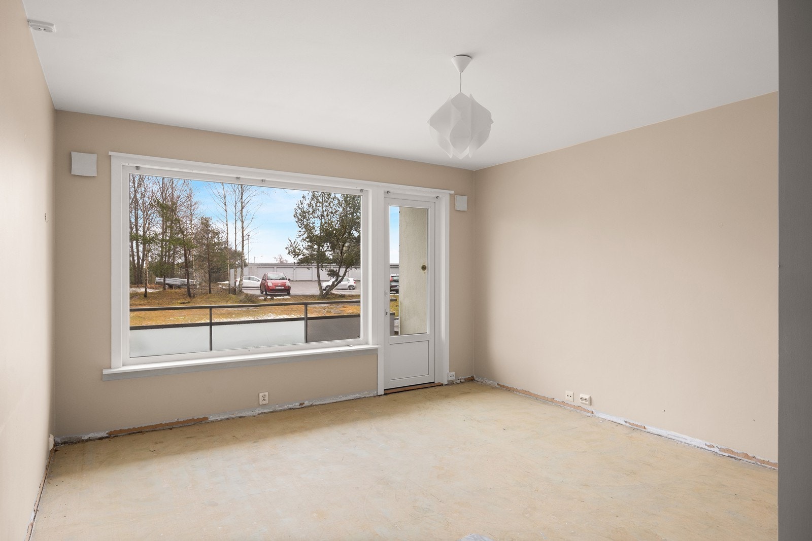 Hybelleilighet med kombinert oppholdsrom/soverom med kjøkkenkrok - gulv er fjernet og det må legges ny gulvoverflate Galleribilde