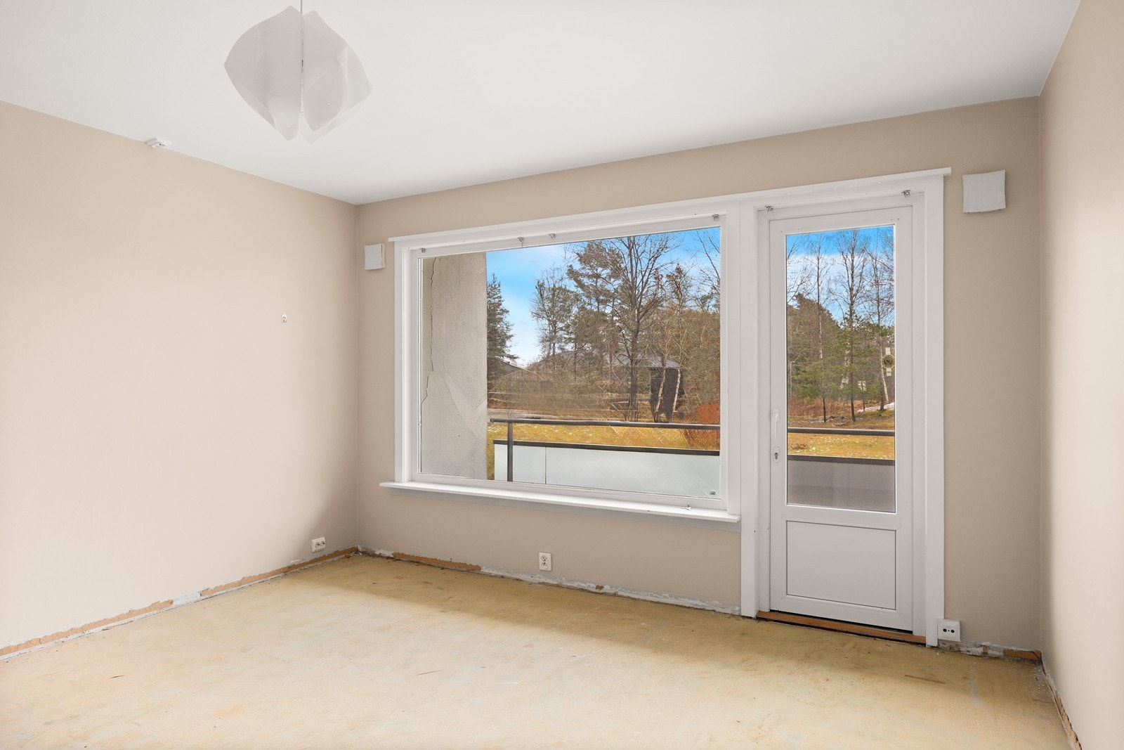 Det er utgang til veranda og det er ett stort vindu for godt innslipp av dagslys Galleribilde