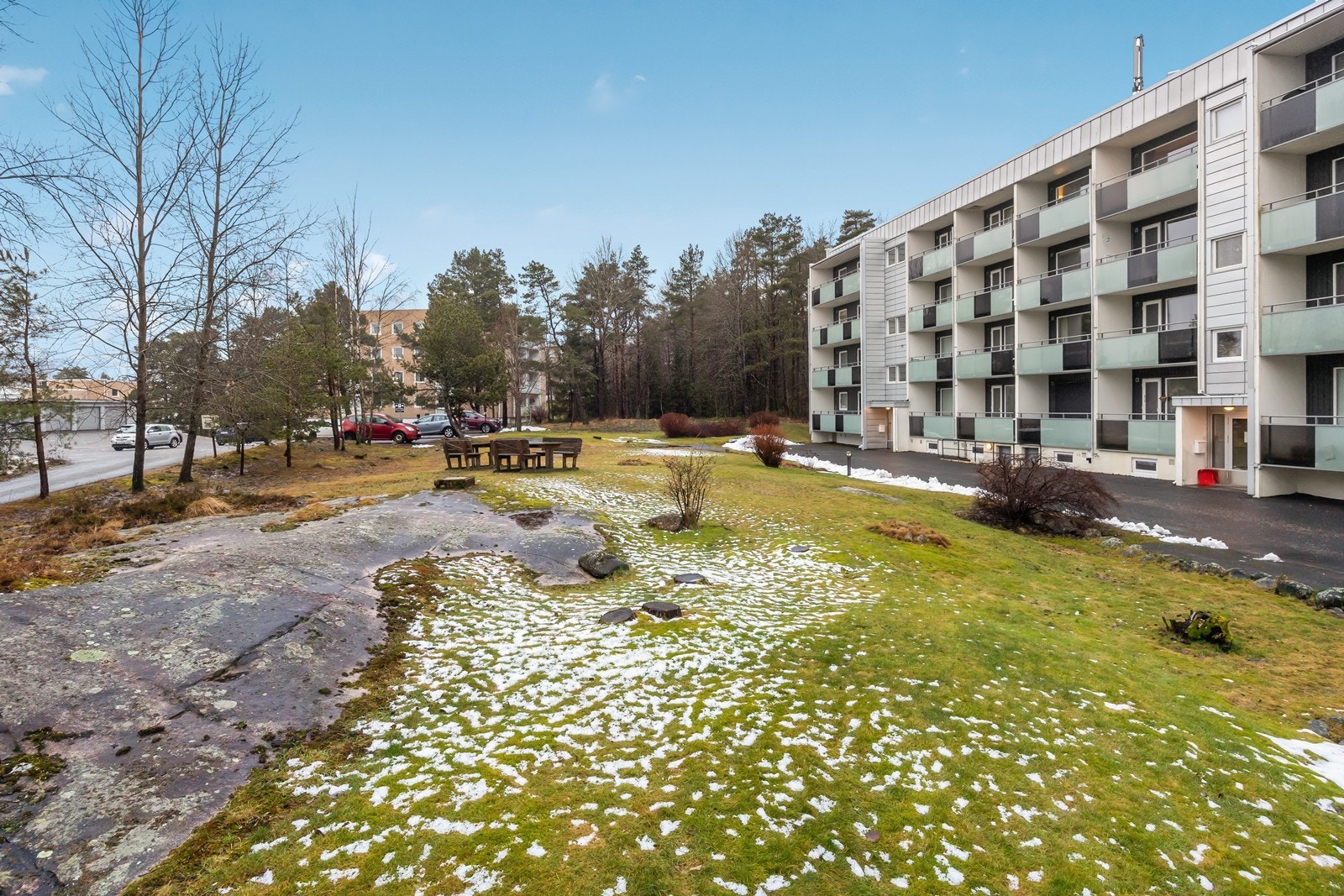 Felles uteområde hvor det er satt opp benker til felles benyttelse av beboerne Galleribilde