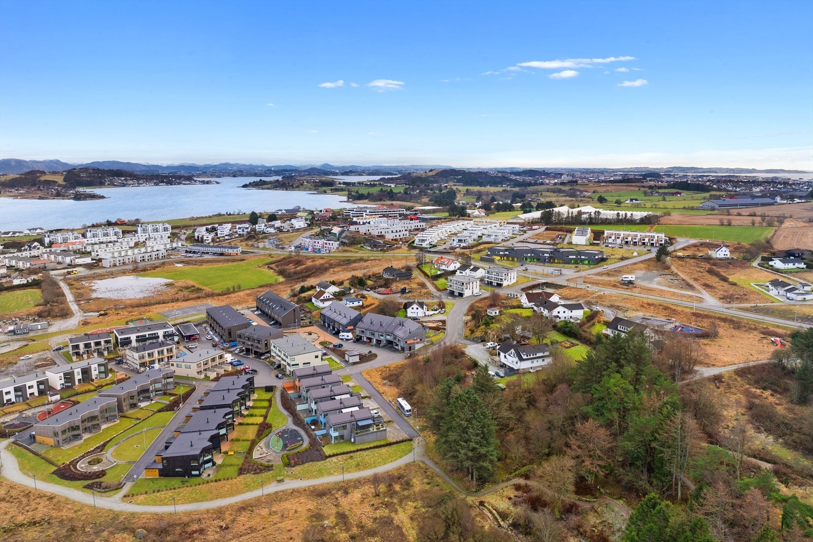 Jåsund ligger idyllisk til ved Hafsfjord i Sola kommune. Her er det bygningsmasse av boliger i alle størrelser og fasonger. Lekeplasser, grønne lunger, barnehage, skole og nærbutikk. Galleribilde