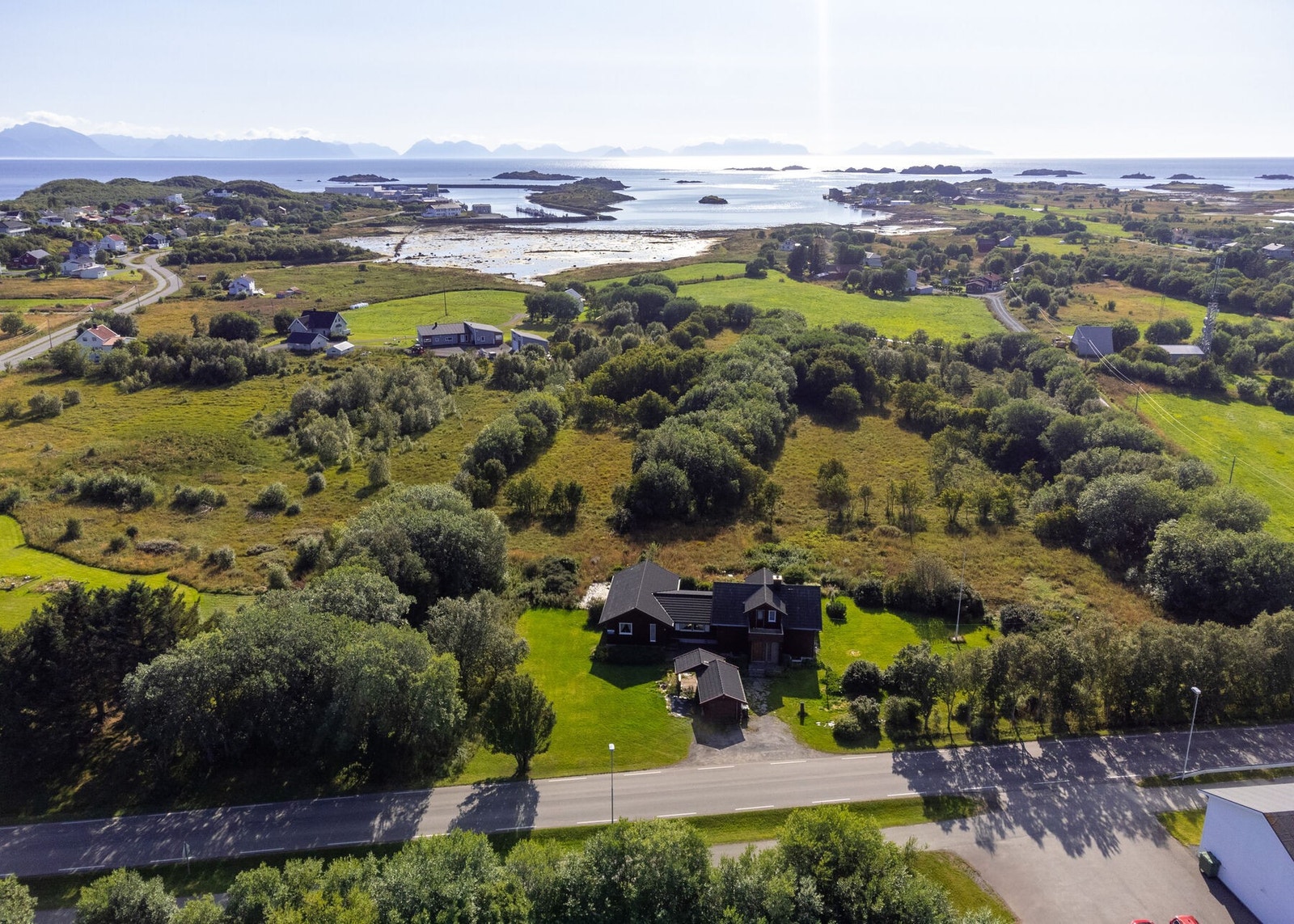 Eiendommen sett fra lufta og nærområdet rundt. Galleribilde