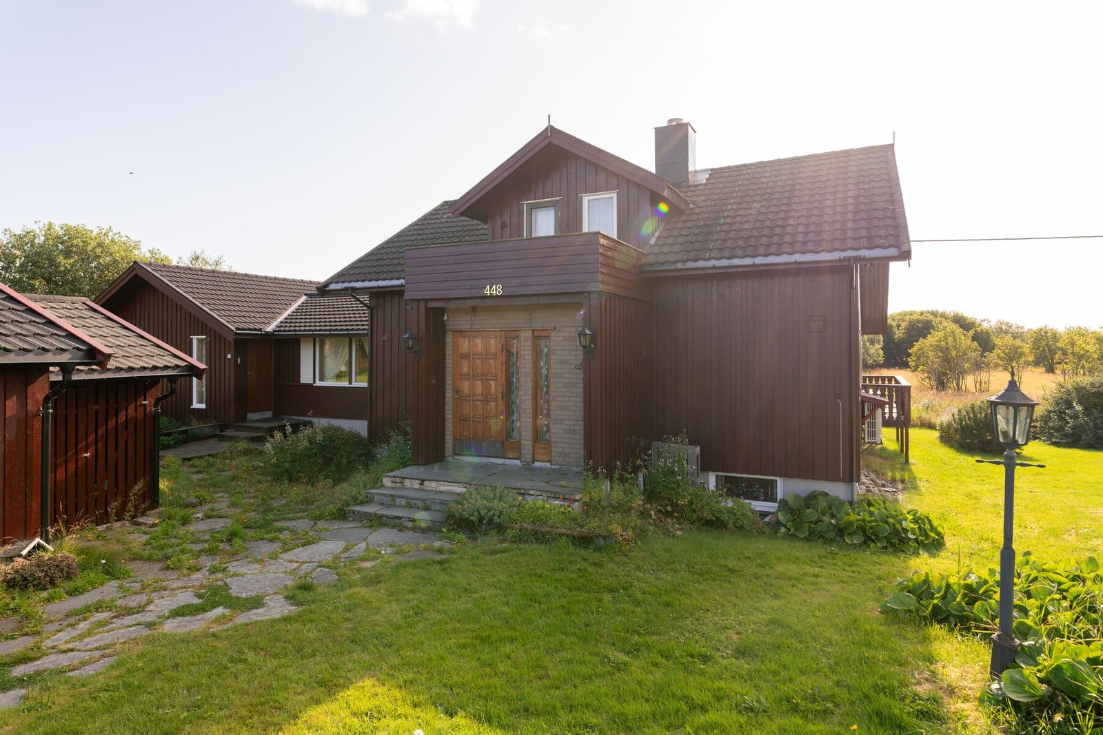 Boligen har en romslig planløsning med blant annet fire soverom og to stuer med utsikt mot egen hage, samt naturflotte omgivelser. Galleribilde