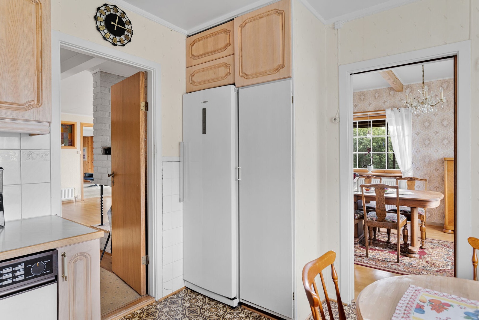 Spisestuen ligger med tilknytning til kjøkkenet. Galleribilde