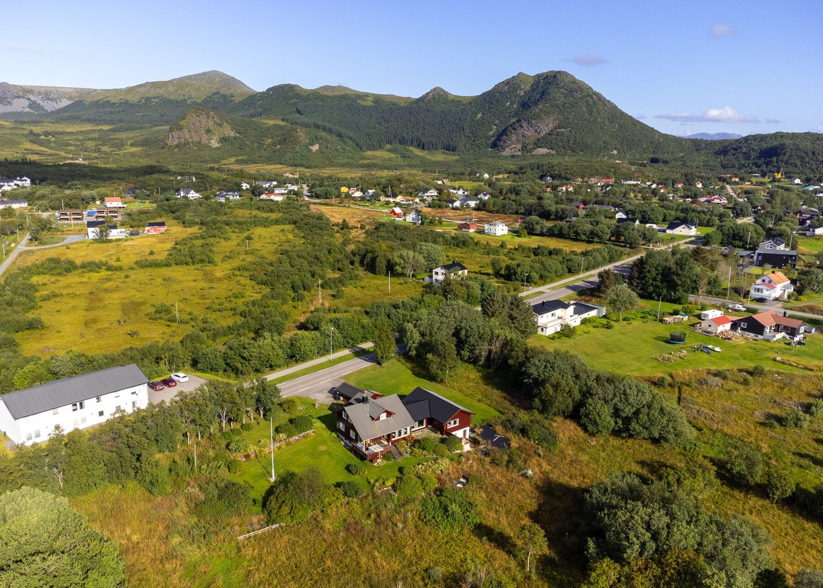 Det er gode muligheter for aktiviteter i nærområdet, i form av både fjellturer og sosiale aktiviteter i Bøhallen. Galleribilde