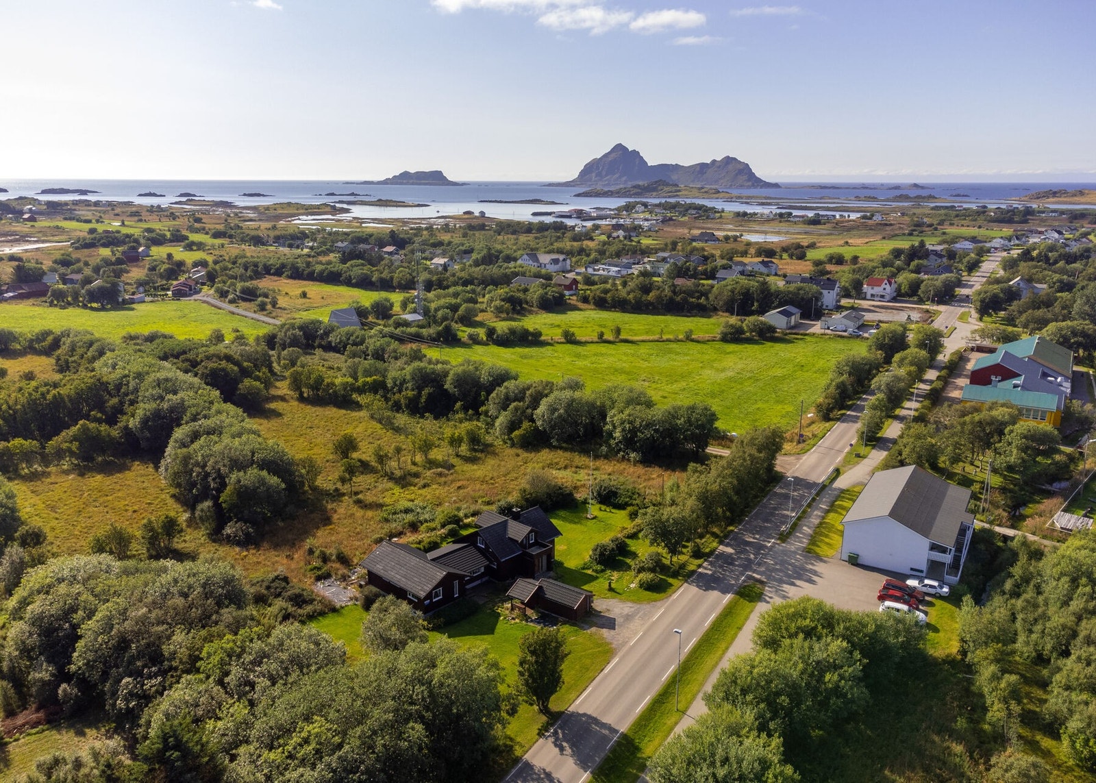 Eiendommen ligger sentralt til i et familievennlig område med gode solforhold og nærhet til det meste. Galleribilde