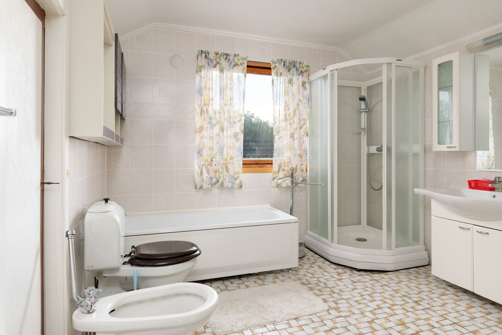 Badet er utstyrt med servant, toalett, bidet, badekar og dusjkabinett. Galleribilde