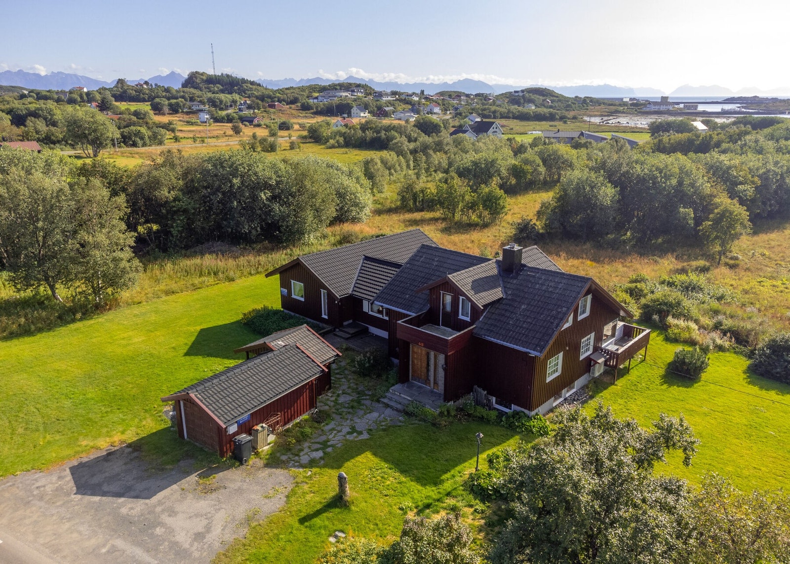 Bøveien 448 - Særegen eiendom med stor og velholdt enebolig, sentralt på Steine i Bø - Garasje - Stor tomt - Pent opparbeidet hage - Foto: Lunde Images AS Galleribilde