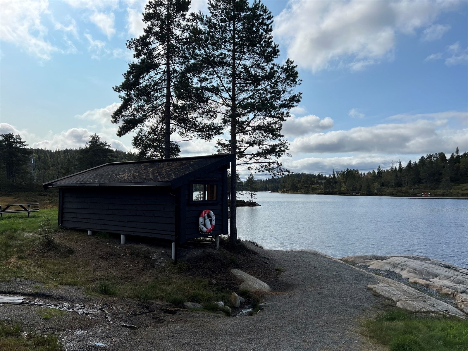 Bildet er fra Gapahuk som er satt opp ved Stangevann, like ved hyttefeltet. Galleribilde