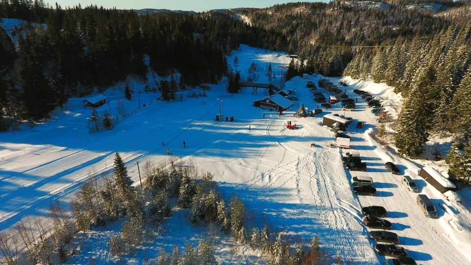 Høgås skiarena ligger like i nærheten. Herfra er det mange løyper/sløyfer å velge mellom og 7,5 km lysløype. Galleribilde