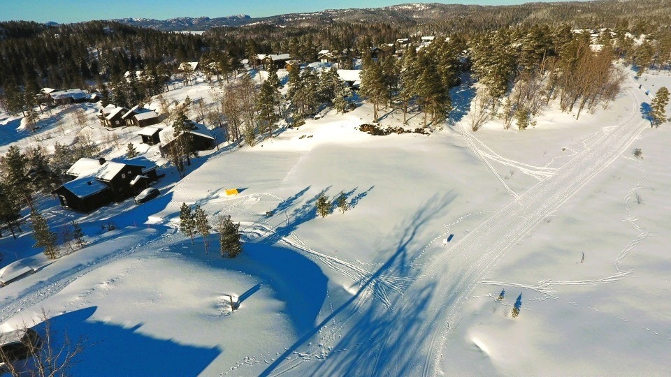 Fra øverste del av området er man ser tomt 23A nærmest, og tomt 9 og 21 lengst borte. Skiløypene går forbi i høyre del av bildet. Galleribilde