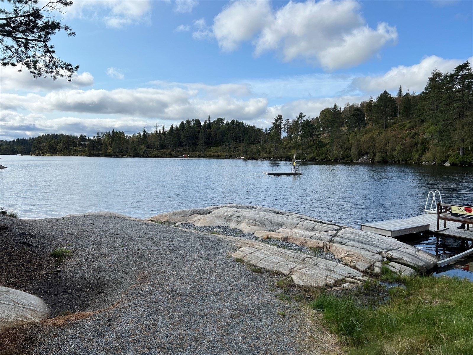 Bildet er fra nærområdet, ved opparbeidet Gapahuk og nydelig badeplass ved Stangevann. Fra tomtene og hit er det ca 6-700 meter. Galleribilde