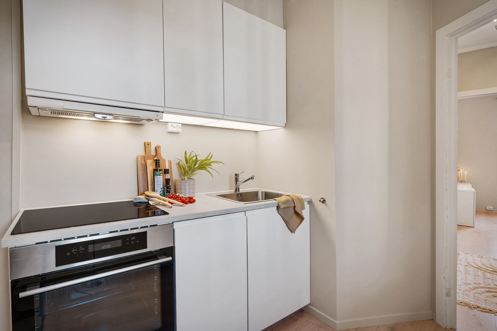 - Kjøkkenet har innredning fra IKEA med hvite glatte fronter og benkeplate av laminat - Galleribilde