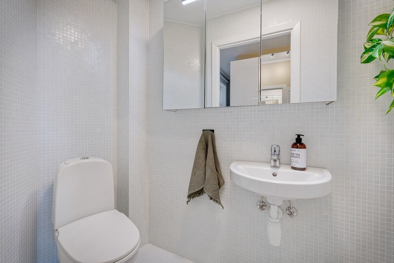 - Badet måler 1,9m² og har behagelig gulvvarme - Galleribilde