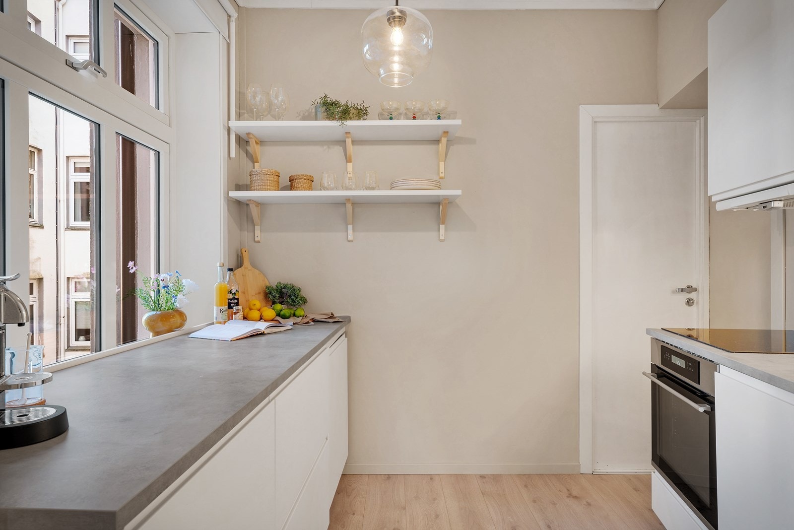 - Leiligheten måler 27 m² og inneholder stue, gang/sovealkove, kjøkken og bad - Galleribilde