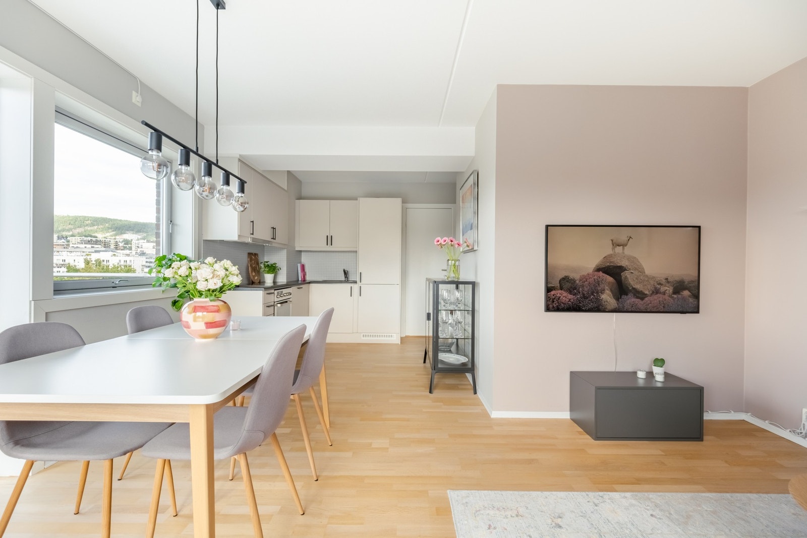 Den åpne kjøkken- og stueløsningen gjør dette til et sosialt allrom som er perfekt når venner og familie kommer på besøk. Galleribilde