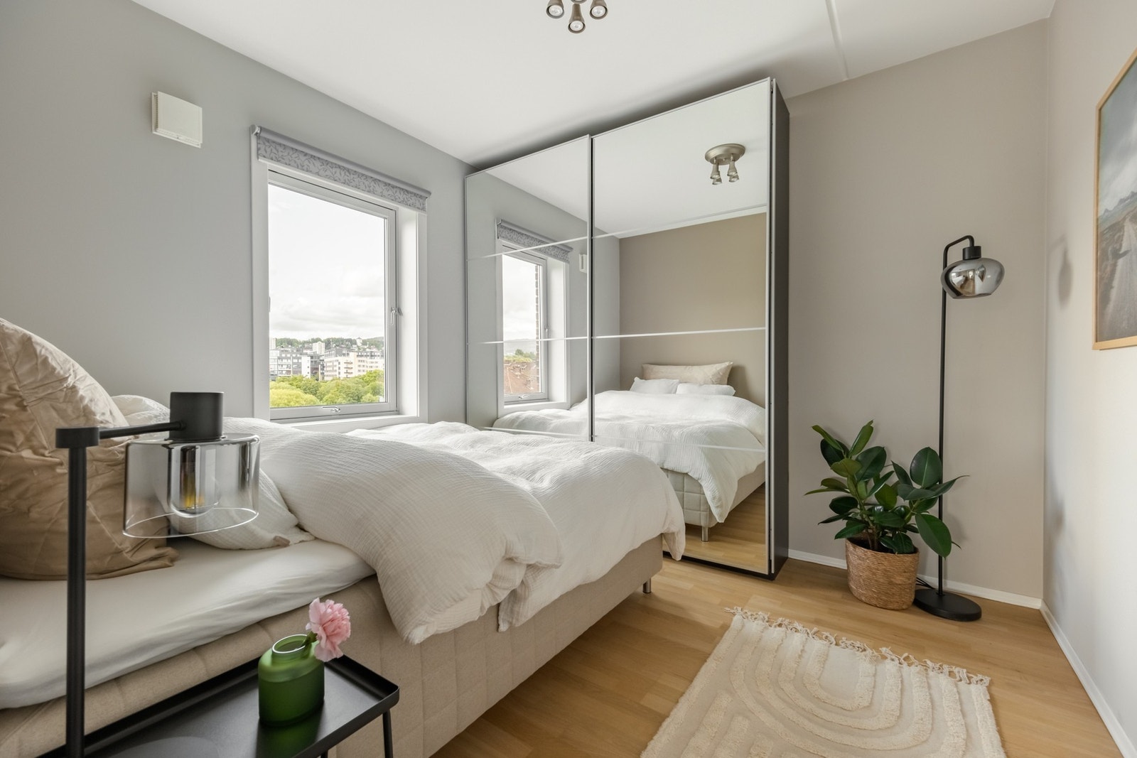 Vel inne i varmen igjen går vi inn på soverommet. Det er romslig og stort med god plass til dobbeltseng og garderobeskap. Selve garderobeskapet medfølger leiligheten. Galleribilde