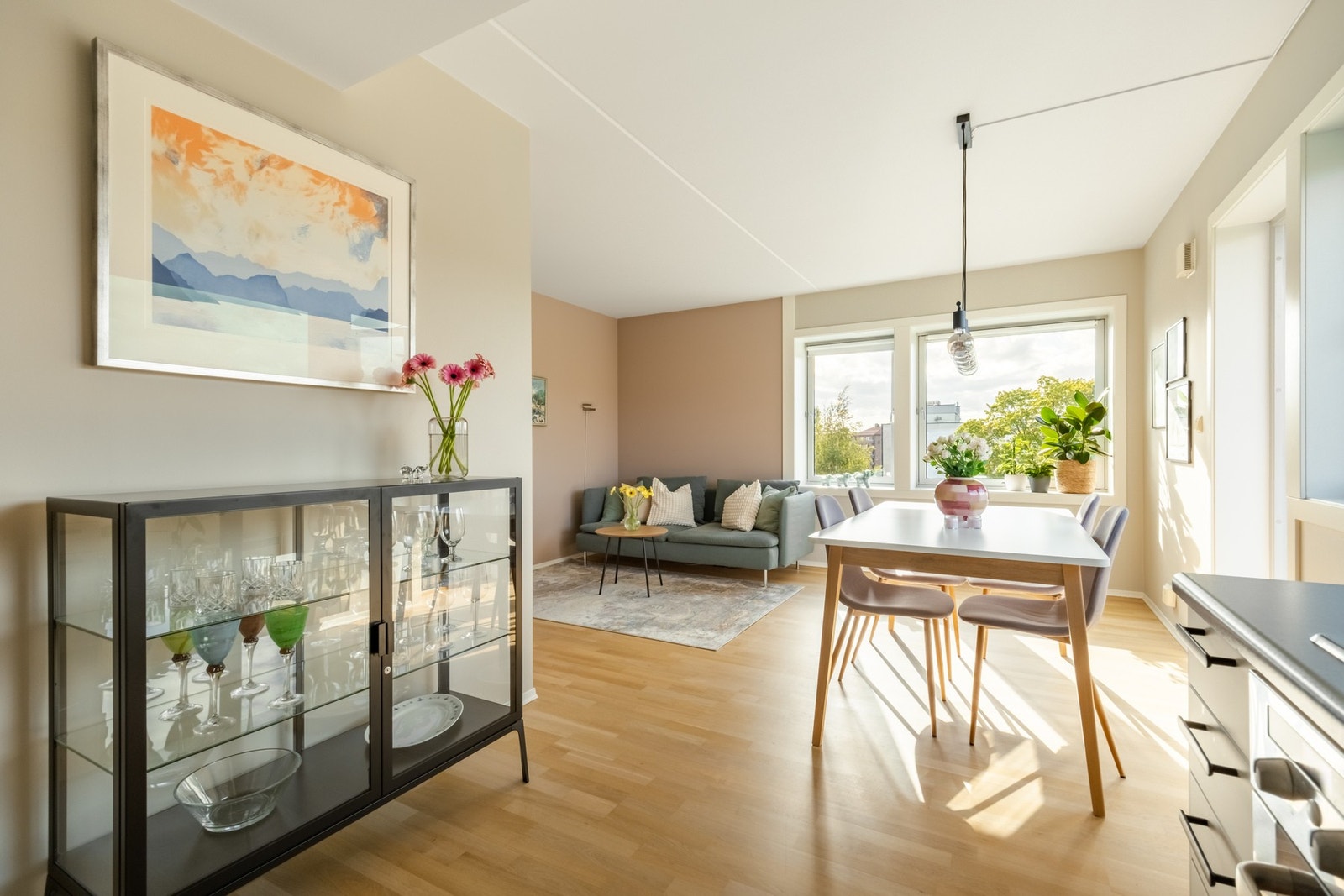 Her får du virkelig fordelen med en hjørneleilighet i høyden: Mye naturlig dagslys fra to sider med store vindusflater. Galleribilde