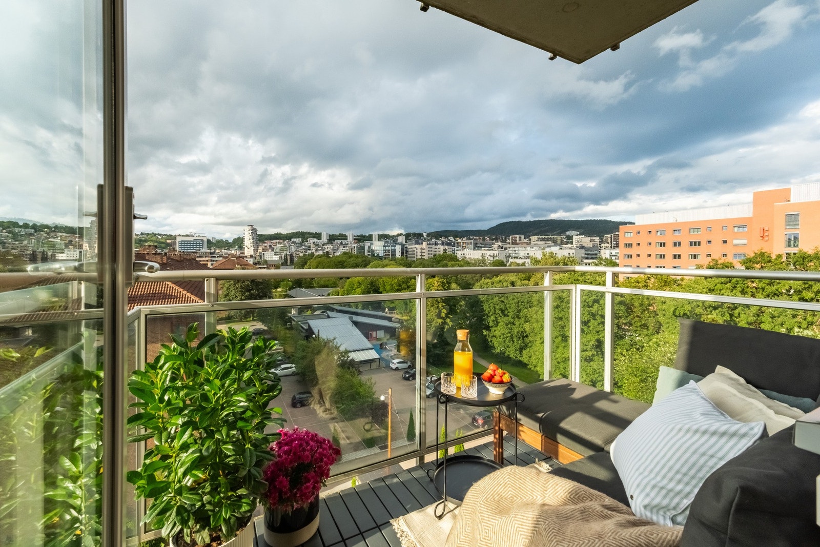 Vi må ta en rask sniktitt på balkongen før vi ser mer av leiligheten. Bare se på denne utsikten! Galleribilde